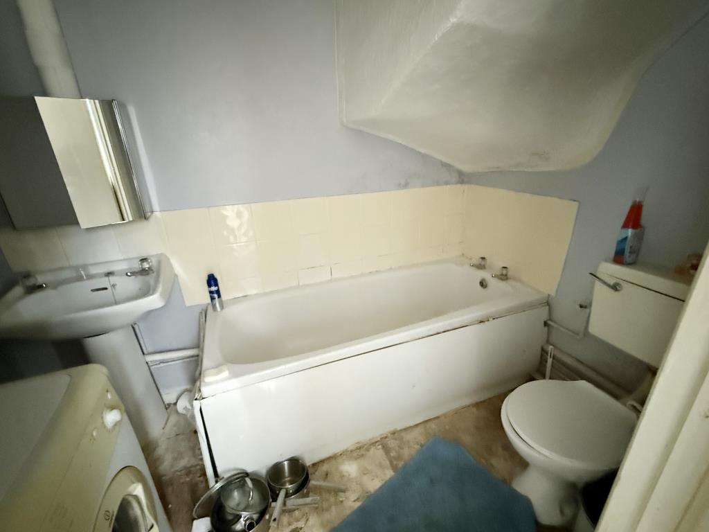 Lot: 132 - TWO FLATS CLOSE TO TOWN CENTRE FOR IMPROVEMENT - Bathroom in Ground Floor Flat